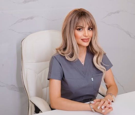 Günel Mira kabinetində, iş masası arxasında